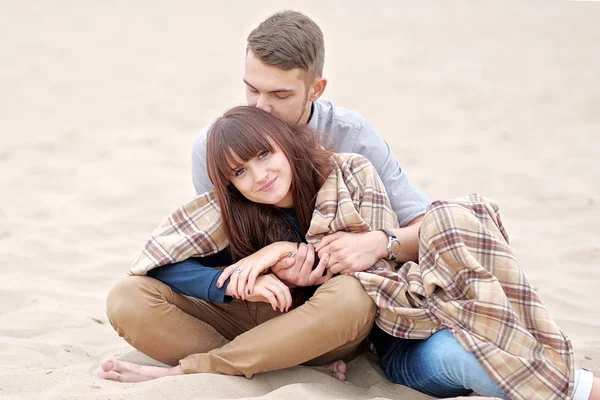 Hermosa pareja enamorada en verano playa —  Fotos de Stock