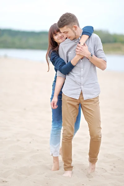 Vackra par i kärlek på sommaren beach — Stockfoto