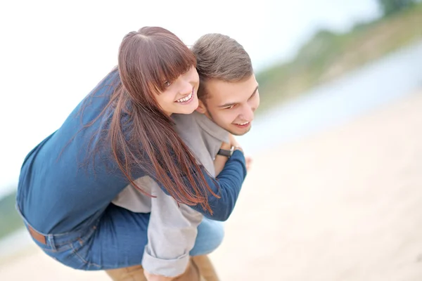 Hermosa pareja enamorada en verano playa —  Fotos de Stock