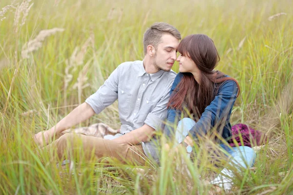 Beautiful Couple in love on summer beach — Stock Photo, Image