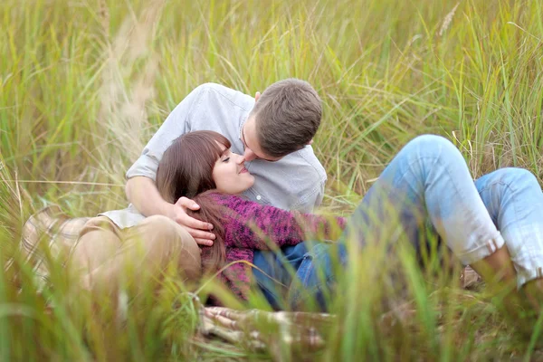 Hermosa pareja enamorada en verano playa —  Fotos de Stock