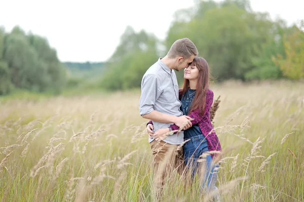 Beautiful Couple in love on summer beach — Stock Photo, Image