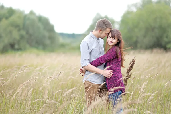 Beau couple amoureux sur la plage d'été — Photo