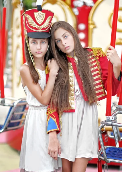 Portrait de deux filles dans le style de hussards — Photo