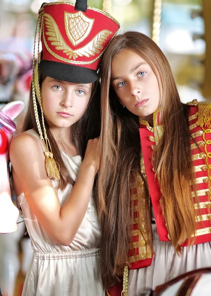 Portrait de deux filles dans le style de hussards — Photo