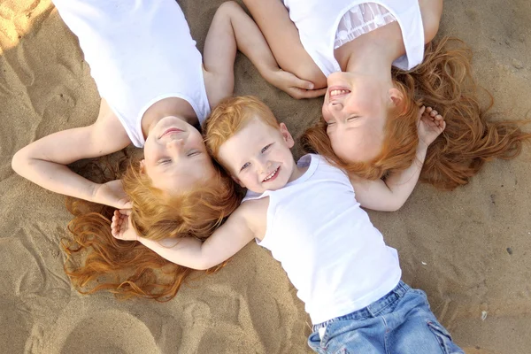 Portret van een jongen en zijn twee zusters hield — Stockfoto