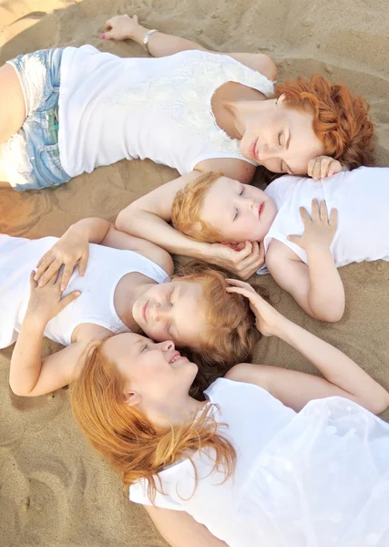 Retrato familiar de la madre y de un niño y sus dos hermanas amadas —  Fotos de Stock