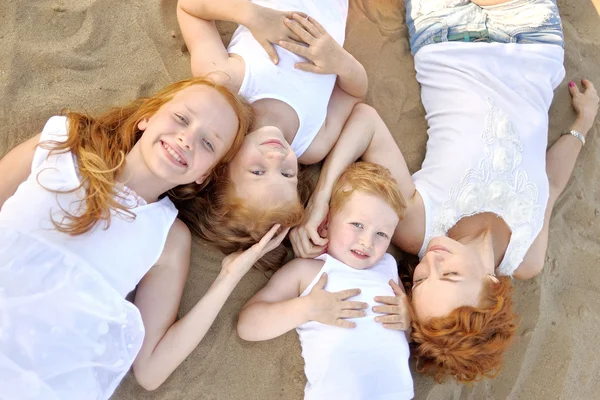 Familjeporträtt av mor och en pojke och hans två systrar älskade — Stockfoto