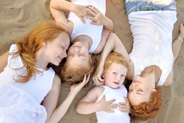 Familie portret van moeder en een jongen en zijn twee zusters hield — Stockfoto