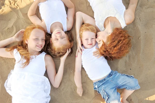 Familjeporträtt av mor och en pojke och hans två systrar älskade — Stockfoto