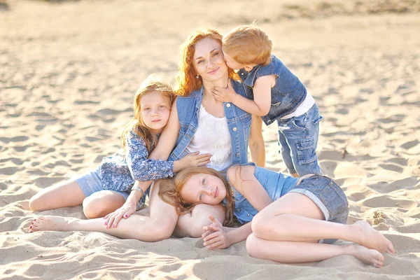 Retrato de família da mãe e de um menino e suas duas irmãs amadas — Fotografia de Stock