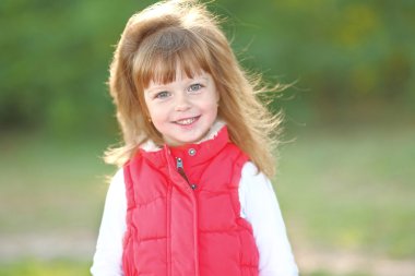 Yazın açık havada küçük bir kızın portresi.