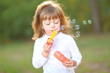 Yazın açık havada küçük bir kızın portresi.