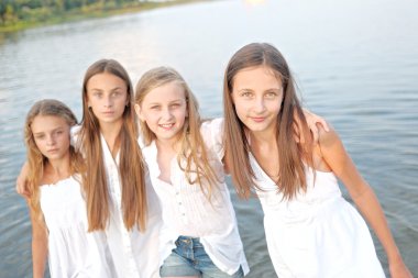 Yaz aylarında sahilde çocuk portresi