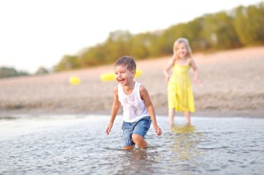 Bir erkek ve kız sahilde yaz aylarında portre