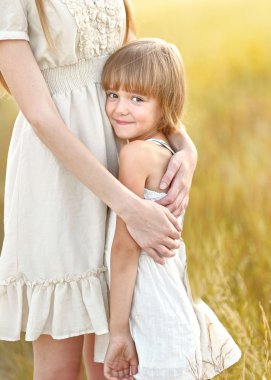 Anne ve kızı doğa portresi