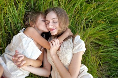 Anne ve kızı doğa portresi