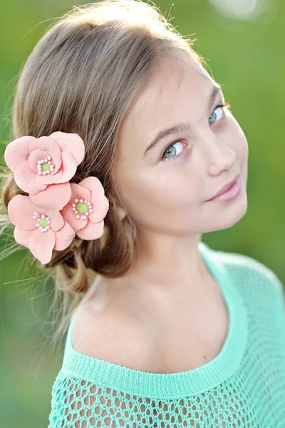 Portret van klein meisje buiten in de zomer — Stockfoto