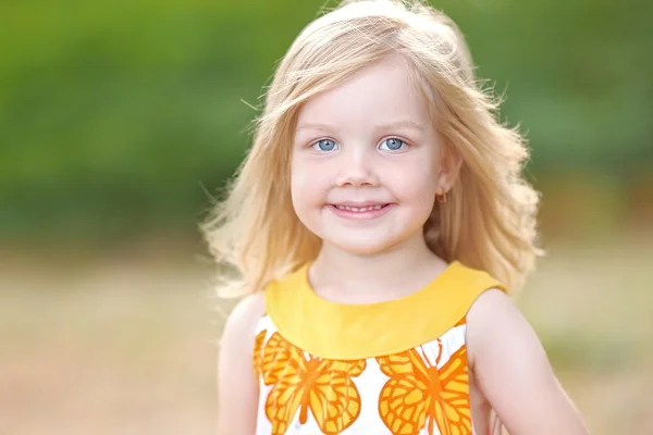 Portrait de petite fille en plein air en été — Photo