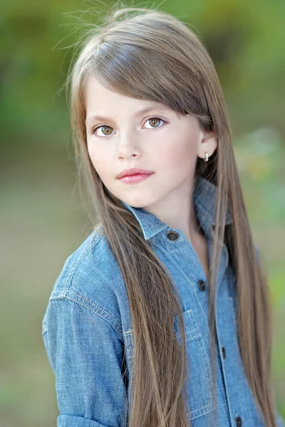 Portrait of little girl outdoors in summer — Stock Photo, Image