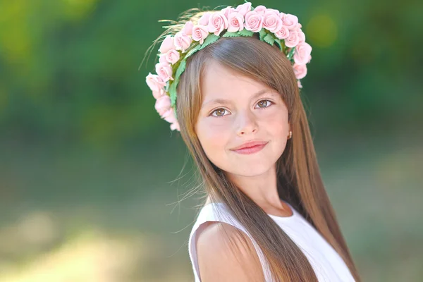 Portret van klein meisje buiten in de zomer — Stockfoto