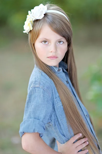 Portret van klein meisje buiten in de zomer — Stockfoto