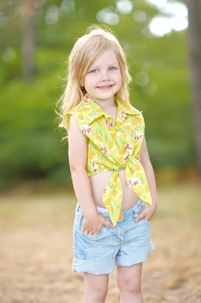 Portrait de petite fille en plein air en été — Photo