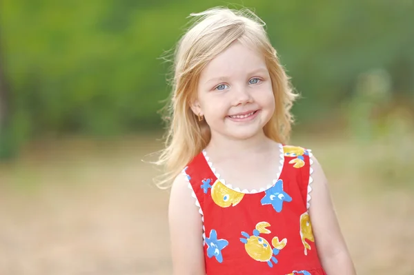 Portret van klein meisje buiten in de zomer — Stockfoto