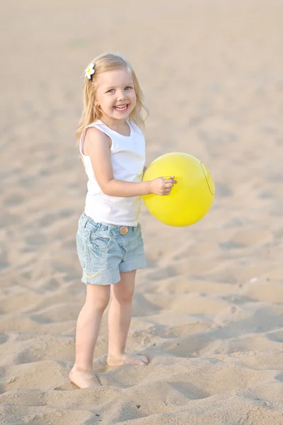 Portrait de petite fille en plein air en été — Photo