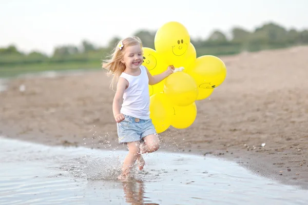 Ritratto di bambina all'aperto in estate — Foto Stock