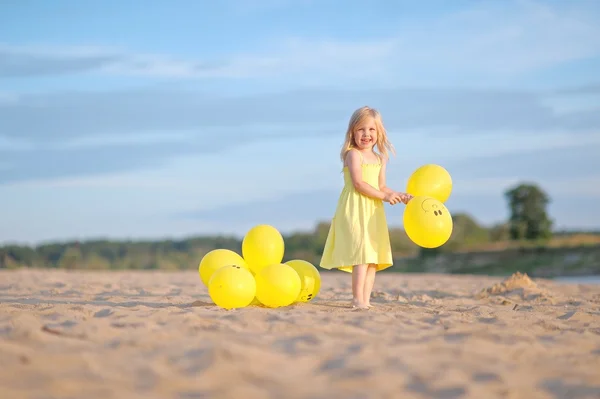 Ritratto di bambina all'aperto in estate — Foto Stock