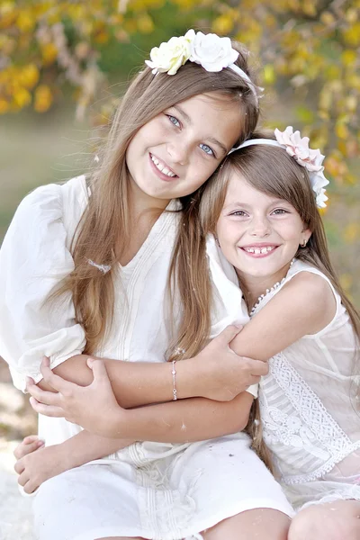 Portret van twee meisjes in de bossen vriendinnen — Stockfoto
