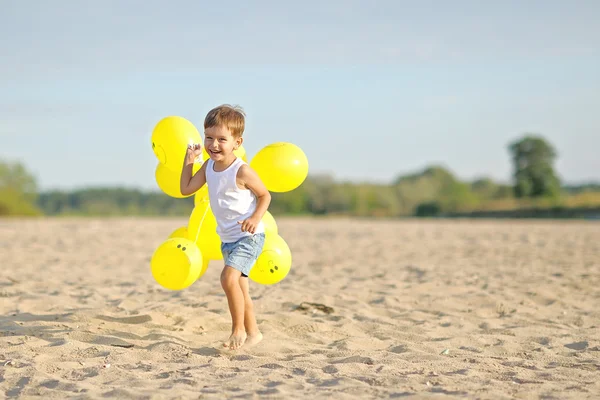 Portret małego chłopca na plaży latem — Zdjęcie stockowe