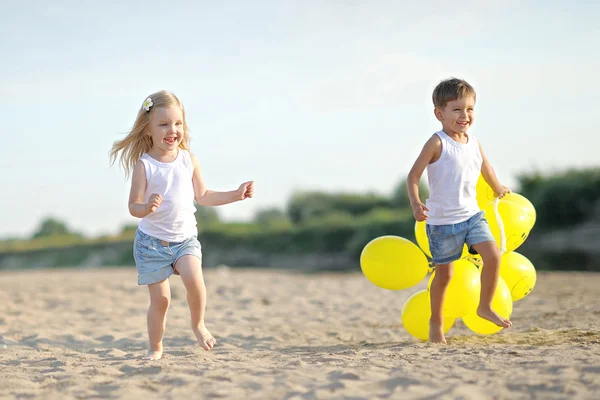 Porträtt av en pojke och flicka på stranden i sommar — Stockfoto