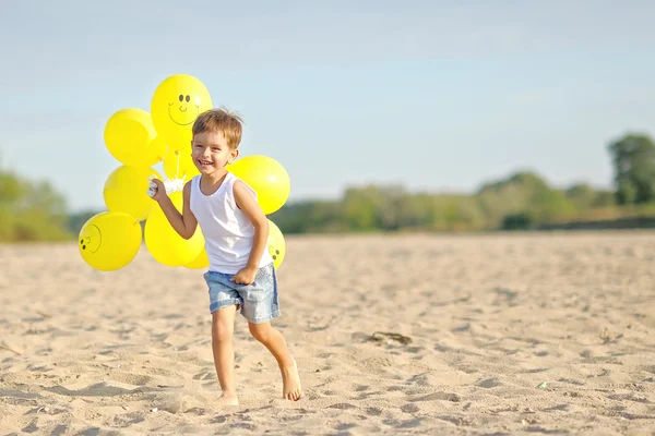 Portrait d'un petit garçon sur la plage en été — Photo
