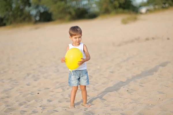 Portret małego chłopca na plaży latem — Zdjęcie stockowe