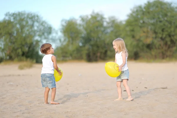 Porträtt av en pojke och flicka på stranden i sommar — Stockfoto