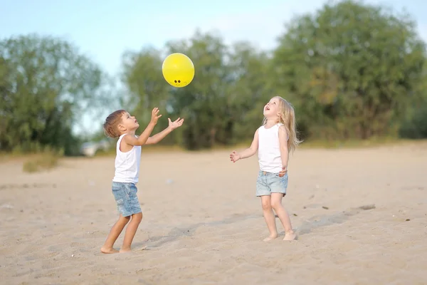 Portret chłopca i dziewczyny na plaży latem — Zdjęcie stockowe