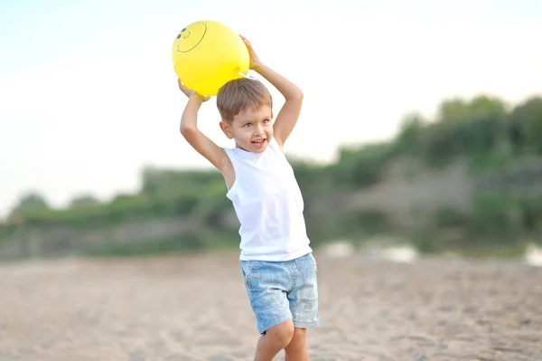 Portrait of a little boy on the beach in summer — Stock Photo, Image