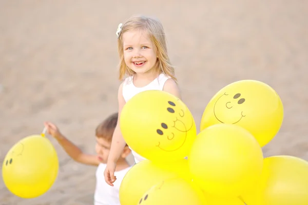 Portrait of a boy and girl on the beach in summer — Stock Photo, Image