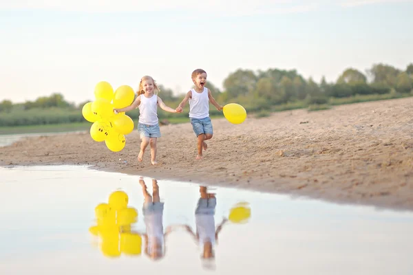 Porträtt av en pojke och flicka på stranden i sommar — Stockfoto