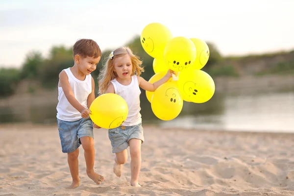 Porträtt av en pojke och flicka på stranden i sommar — Stockfoto