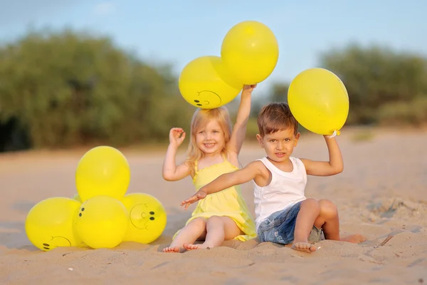 Porträtt av en pojke och flicka på stranden i sommar — Stockfoto