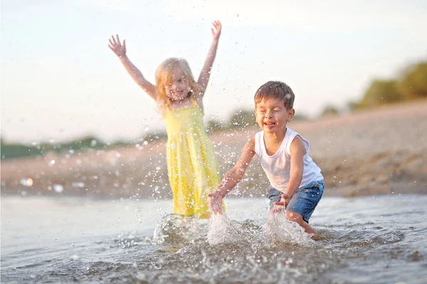 Porträtt av en pojke och flicka på stranden i sommar — Stockfoto