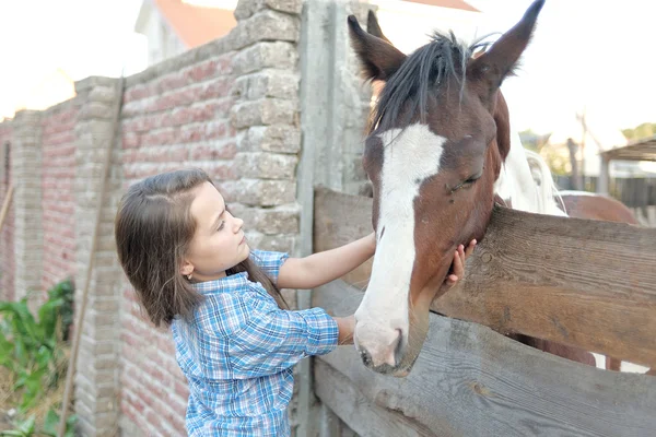 Portrait of little girl outdoors in summer — Stock Photo, Image