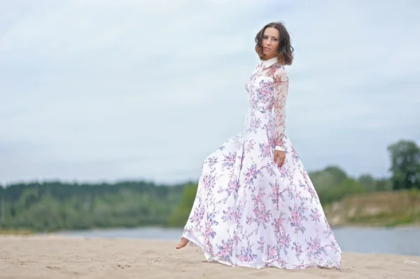 Bela menina morena elegante em um campo — Fotografia de Stock