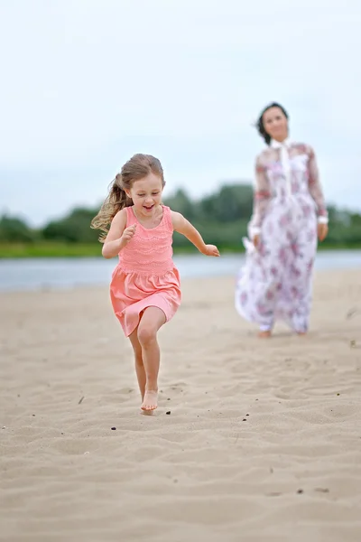 Portret van moeder en dochter in de natuur — Stockfoto