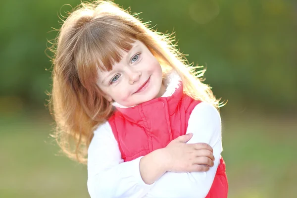 Portret van klein meisje buiten in de zomer — Stockfoto