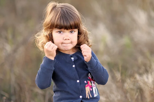 Portrait de petite fille en plein air en été — Photo