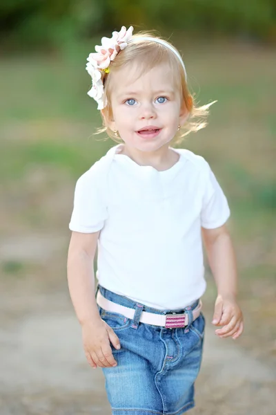 Portrait of little girl outdoors in summer — Stock Photo, Image